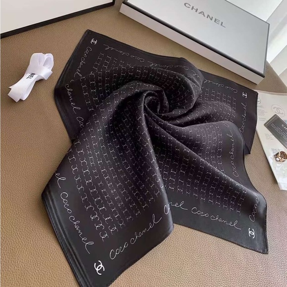 CHANEL Glossy Black Sandals - Picture 3 of 6